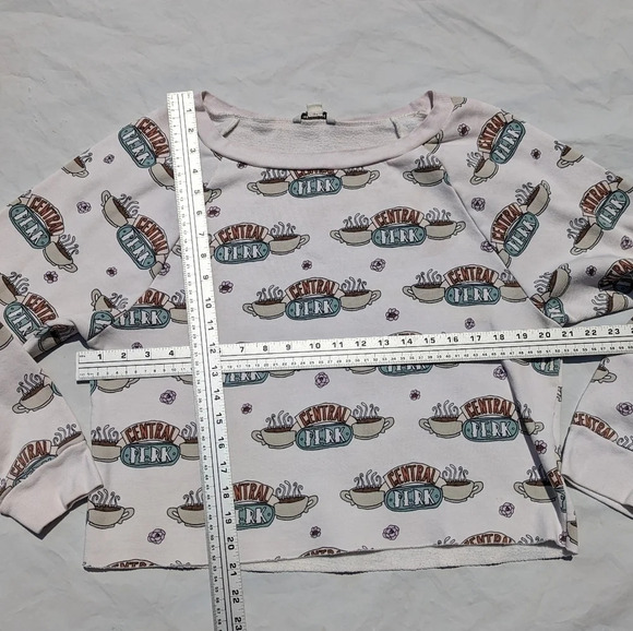 American Eagle Friends Central Perk Cropped Crewneck Sweater - Size Medium Woman - Picture 2 of 7